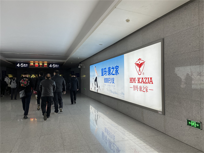 安陽高鐵站廣告巨幅廣告畫面集中突出品牌形象，實際效果震撼